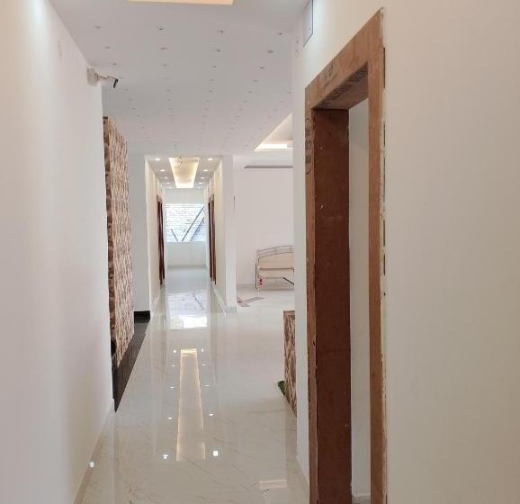 高级大房间, Shanti International