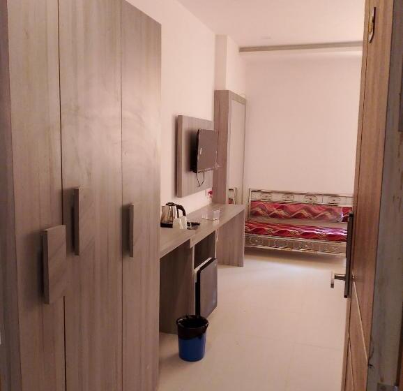 高级大房间, Shanti International