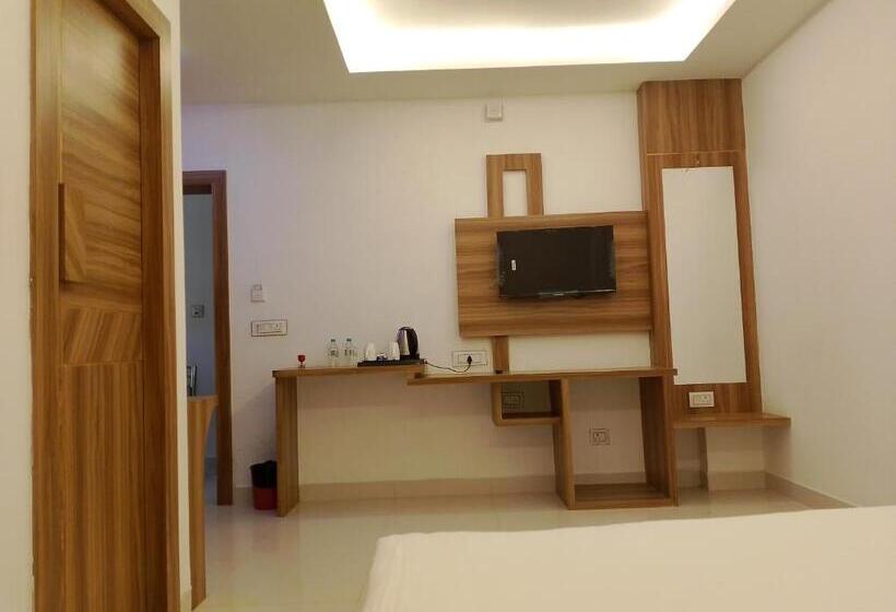 高级大房间, Shanti International