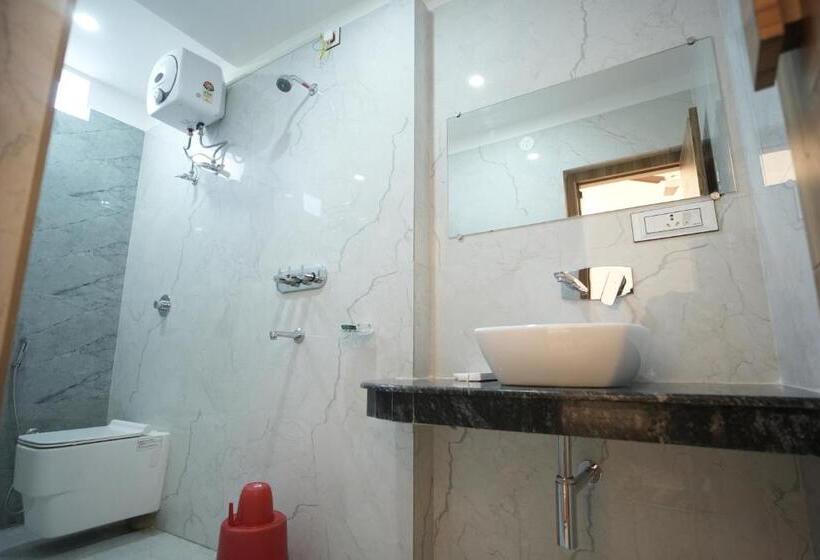 标准间, Shanti International