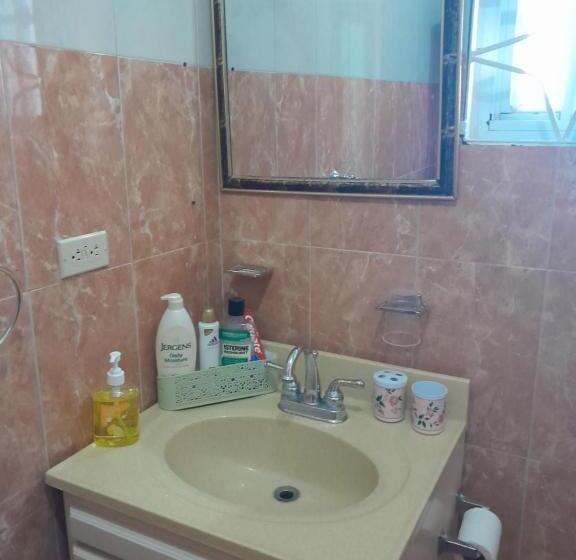 اتاق اکونومی, Mothersill B&b & More