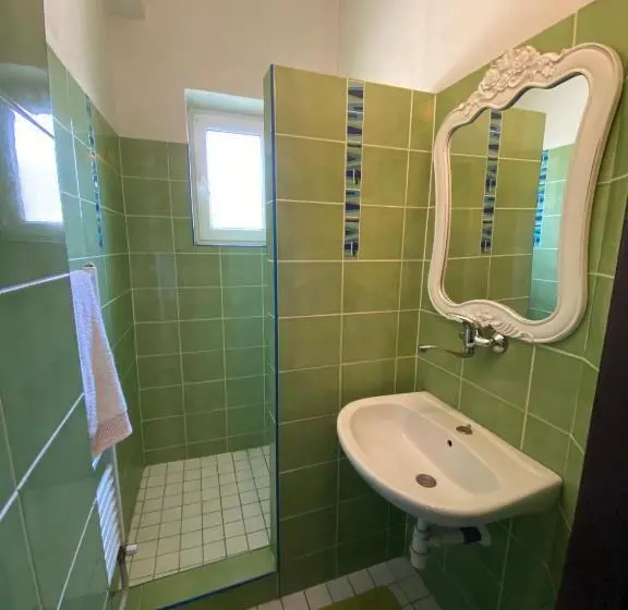 Perhehuone, Turistická Ubytovňa Vartáš