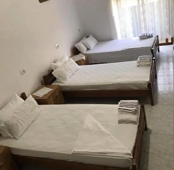 تختخواب در اتاق مشترک, Hostel Xarba