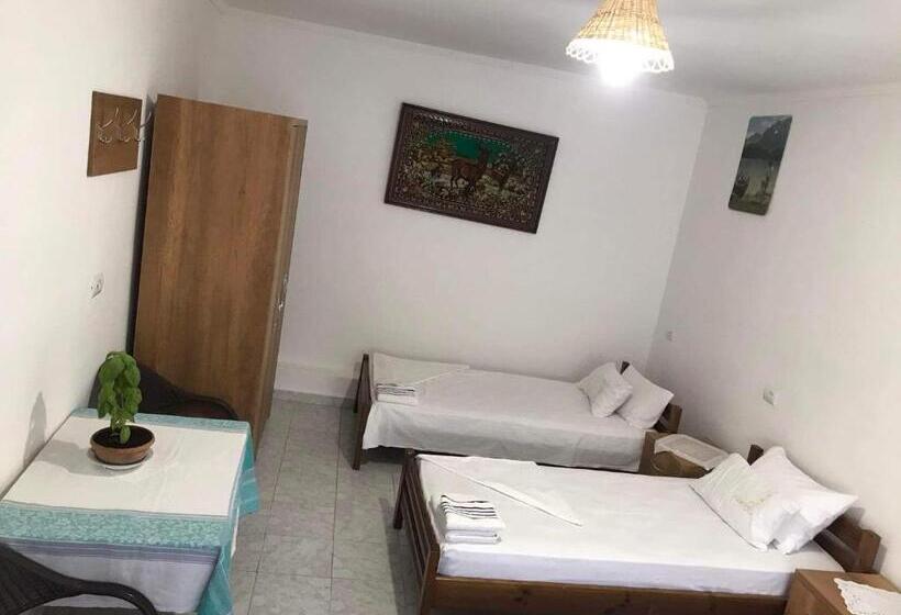 تختخواب در اتاق مشترک, Hostel Xarba