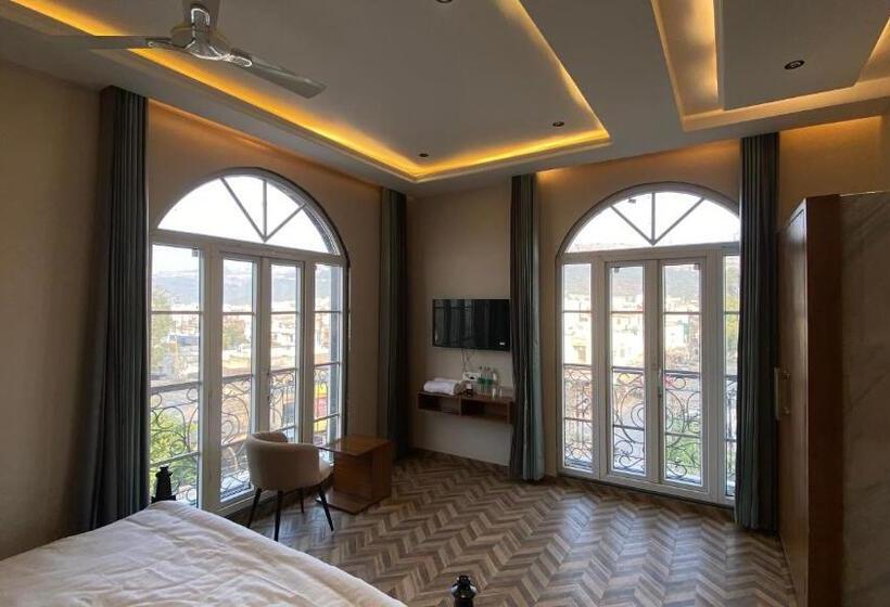 Люкс Вид на Горы, Hari Leela Fort View Palace
