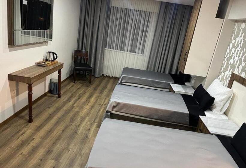 اتاق لوکس سه تخته, Si̇s