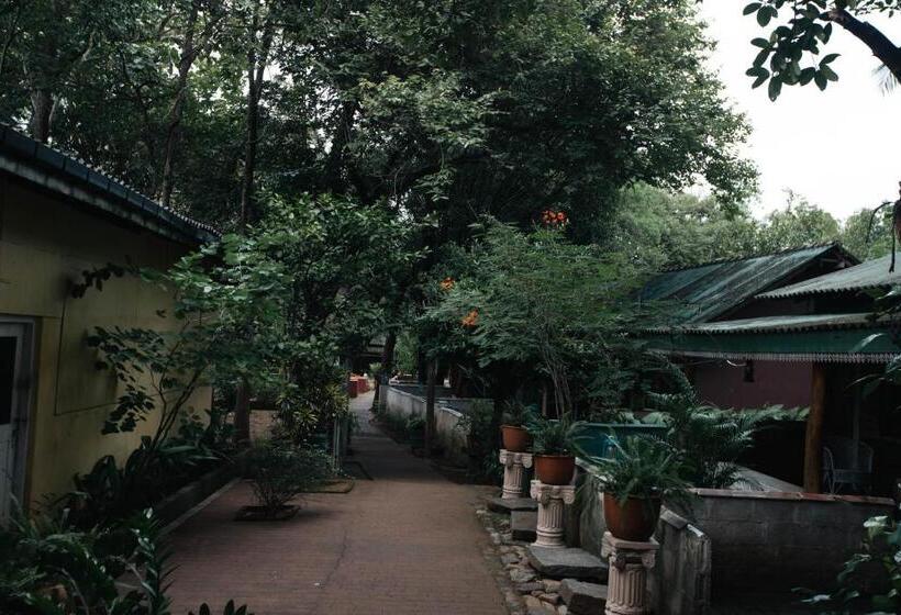 디럭스 트리플 룸, Udawalawa Safari Village