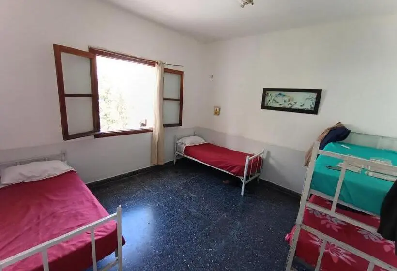 ルームシェアのワンベッド, Hostel La Española