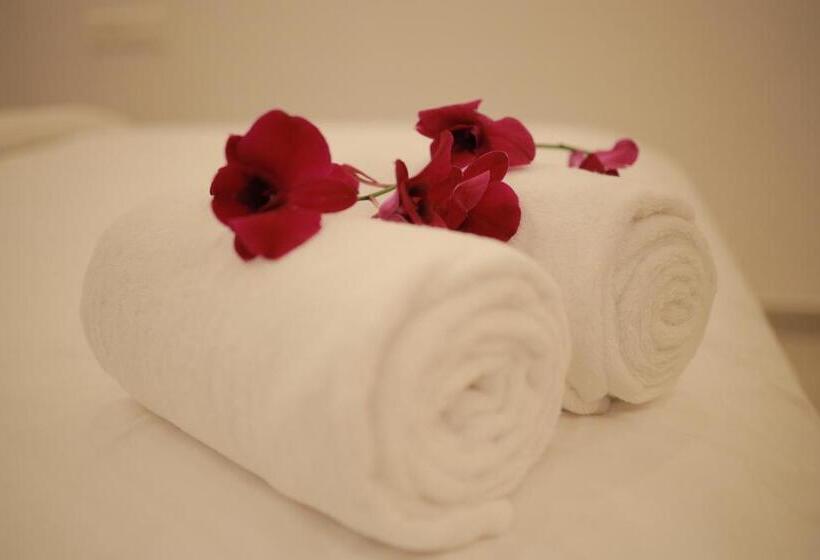 패밀리 룸, Humblebee Retreat Tattekkad