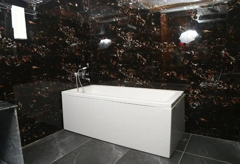 Suite, Mk Regency