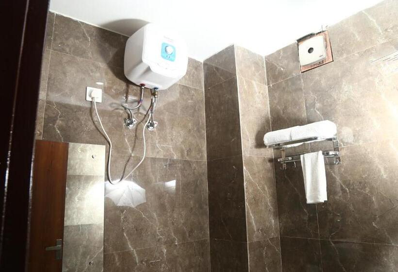 标准三人间, Mk Regency