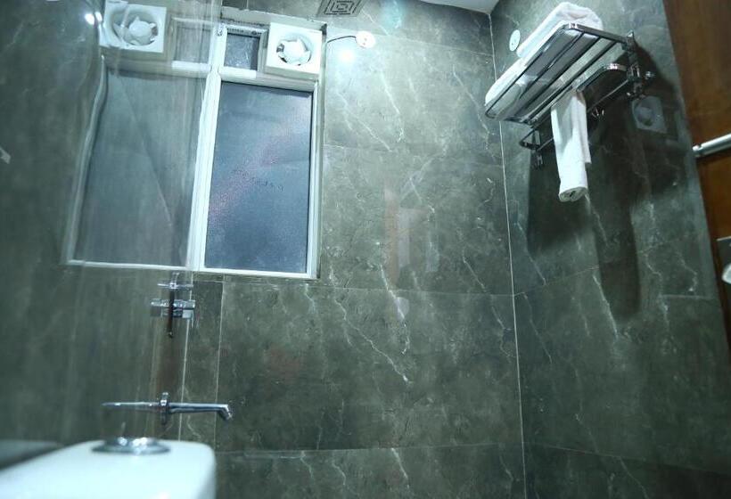 标准三人间, Mk Regency