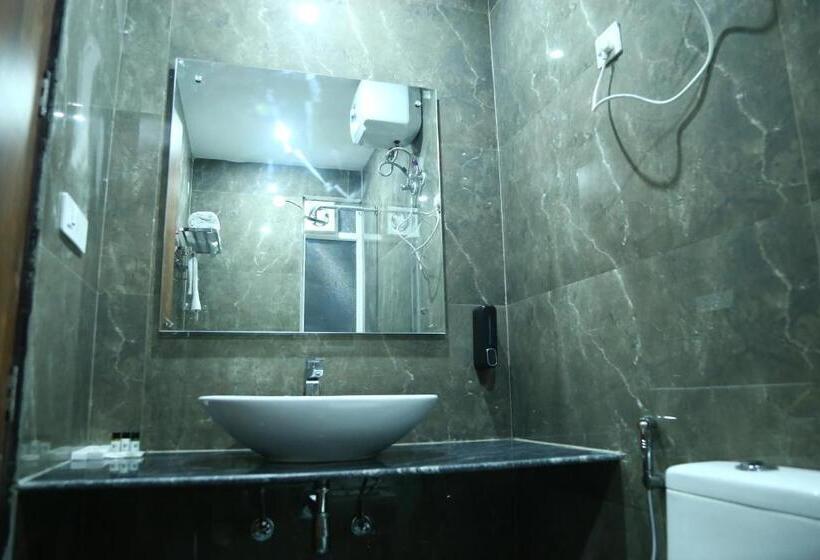 标准三人间, Mk Regency