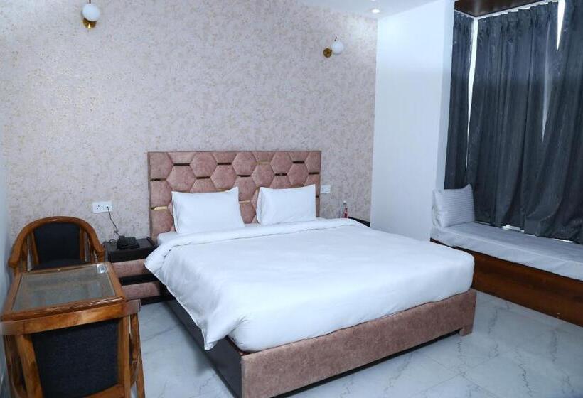 标准三人间, Mk Regency