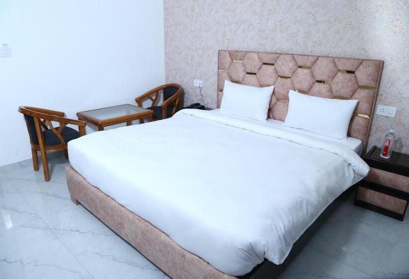 标准三人间, Mk Regency