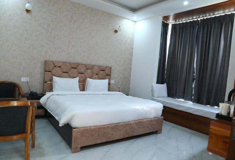 标准三人间, Mk Regency