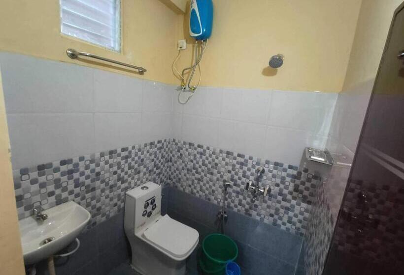 Classic Kolmen Hengen Huone, Super Hotel O Daba Gardens Near Dolphin Junction