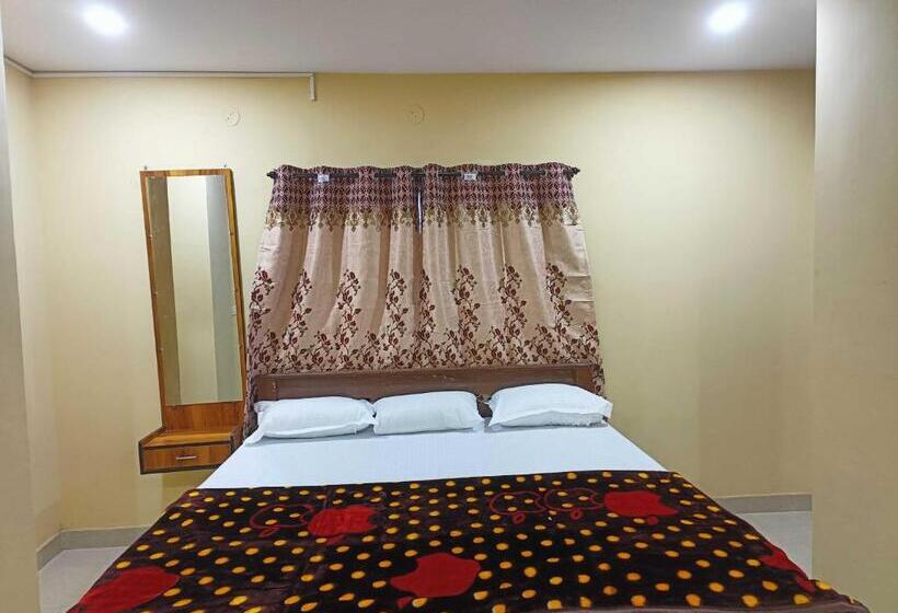 Classic Kolmen Hengen Huone, Super Hotel O Daba Gardens Near Dolphin Junction