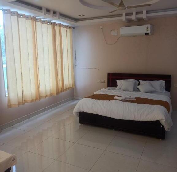 트리플 클래식 룸, Oyo Arka Resorts Venue Of Joy