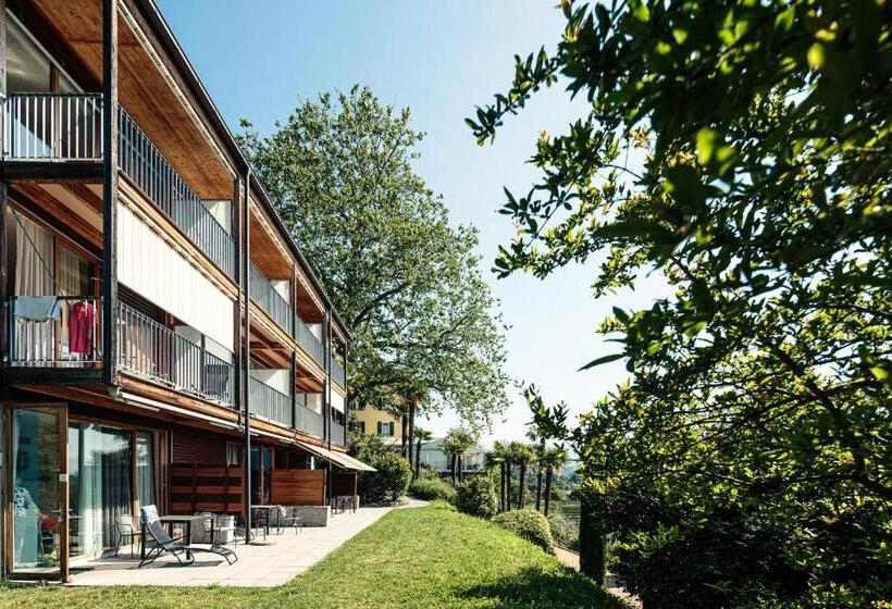 Номер Стандарт Вид на Озеро, Paladina