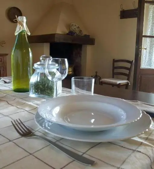 庭の見える１ベッドルームアパートメント, Agriturismo La Burraia Vicino A San Gimignano