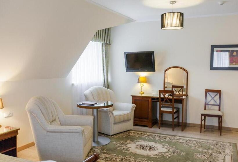 استودیو استاندارد با تخت کینگ, Evropeyskiy