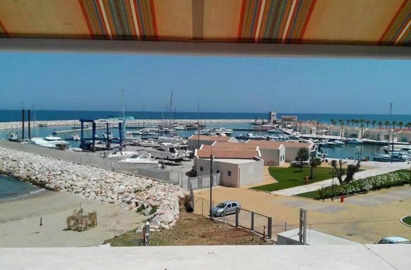 غرفة قياسية مطلّة علي البحر, La Scogliera
