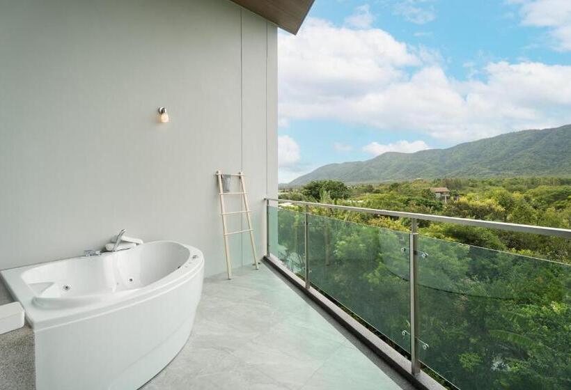 キングサイズベッドのスタンダードルーム, Timberton Resort Khaoyai