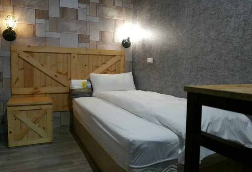 اتاق استاندارد یک تخته با سرویس بهداشتی مشترک, Nys Loft