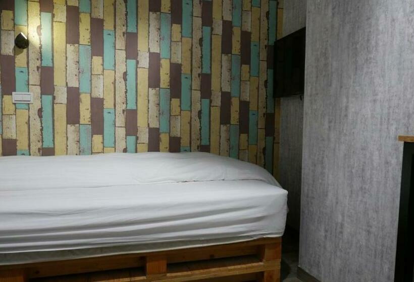 اتاق استاندارد یک تخته با سرویس بهداشتی مشترک, Nys Loft