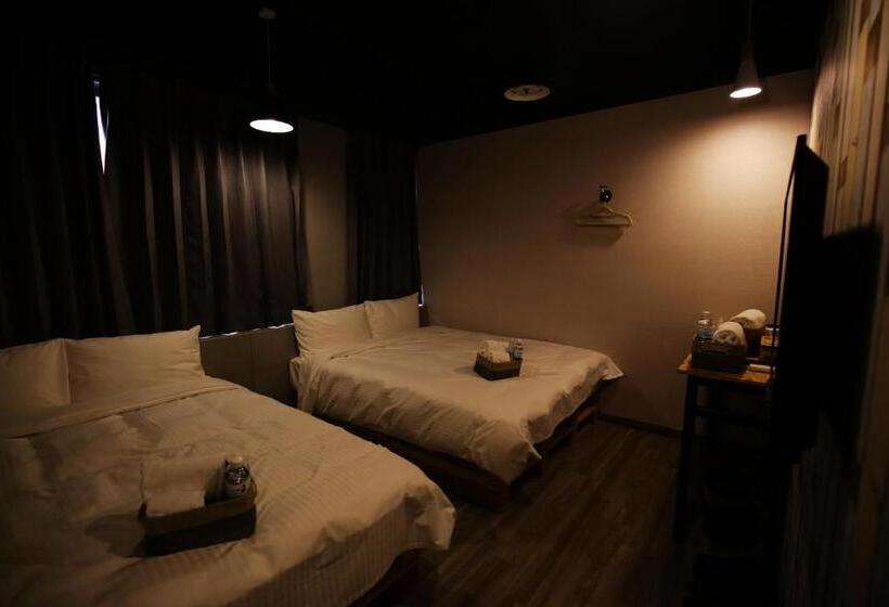 اتاق استاندارد چهارنفره با سرویس بهداشتی مشترک, Nys Loft