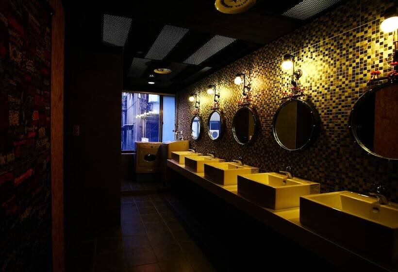 اتاق استاندارد چهارنفره با سرویس بهداشتی مشترک, Nys Loft