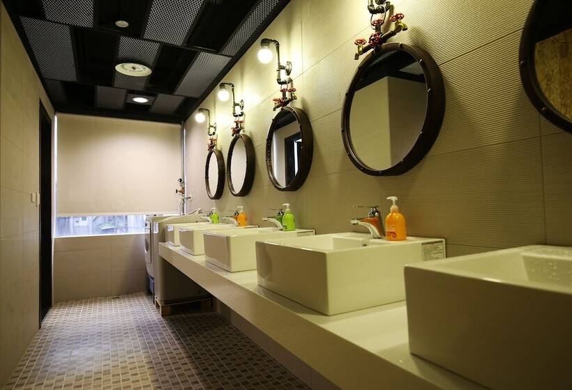 اتاق استاندارد چهارنفره با سرویس بهداشتی مشترک, Nys Loft