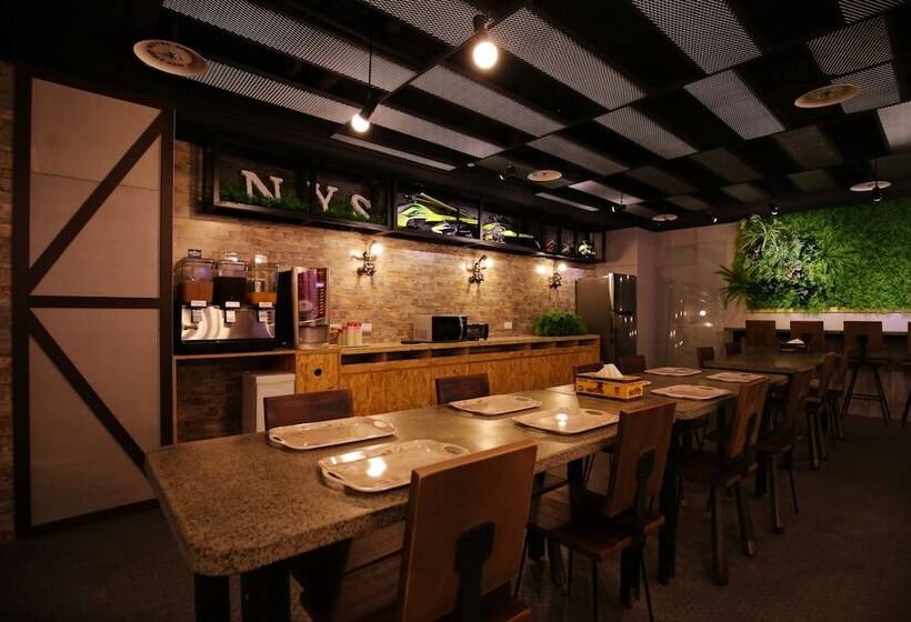 اتاق استاندارد چهارنفره با سرویس بهداشتی مشترک, Nys Loft