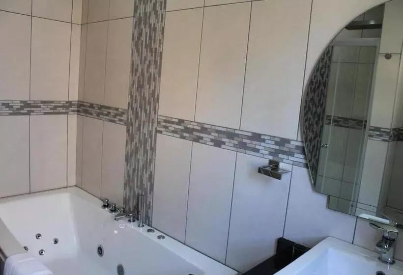 ハイドロマッサージバス付きスイート, Nelspruit Lodge