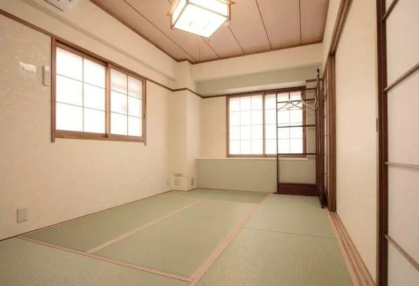 バスルーム共有のトリプルスタンダード, Toyotaya Hostel