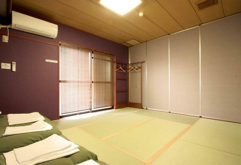 스탠다드 트리픔 룸 공동욕실, Toyotaya Hostel