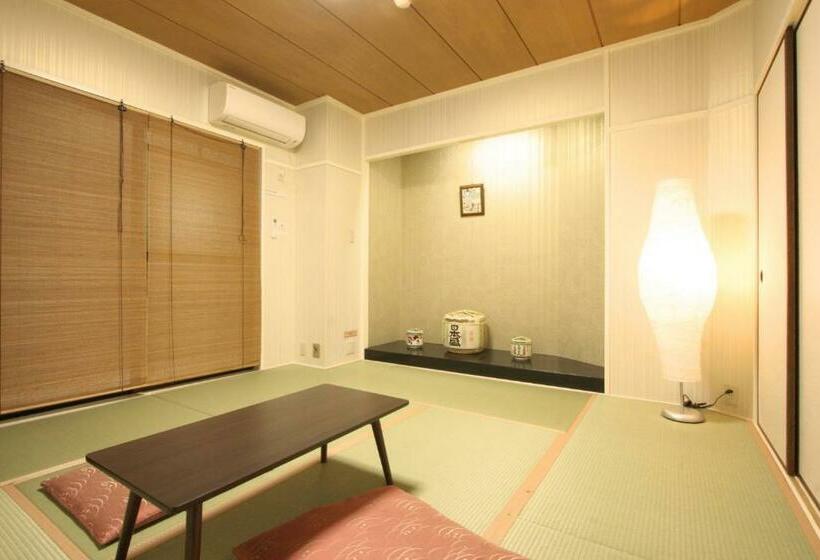 스탠다드 4인용 룸 공용 욕실, Toyotaya Hostel