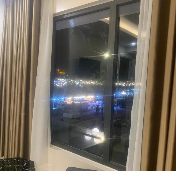 اتاق خانوادگی با چشم‌انداز کوه, Hà Hùng Panorama