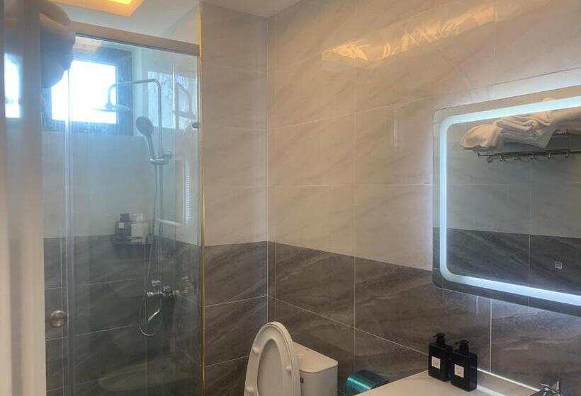 اتاق خانوادگی با چشم‌انداز کوه, Hà Hùng Panorama