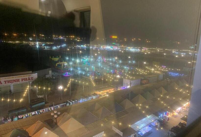 اتاق خانوادگی با چشم‌انداز کوه, Hà Hùng Panorama