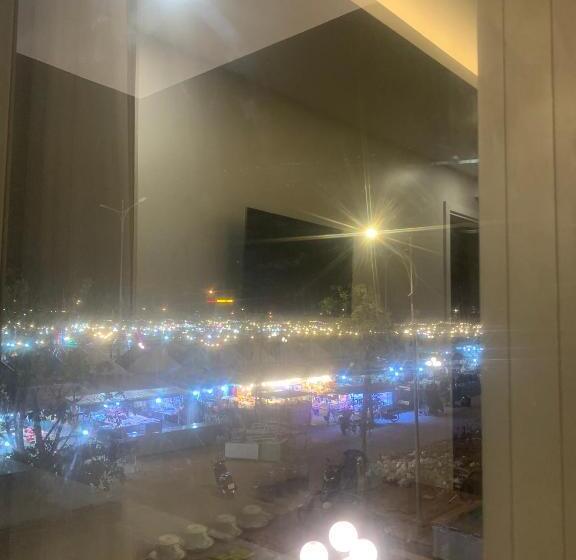 اتاق خانوادگی با چشم‌انداز کوه, Hà Hùng Panorama