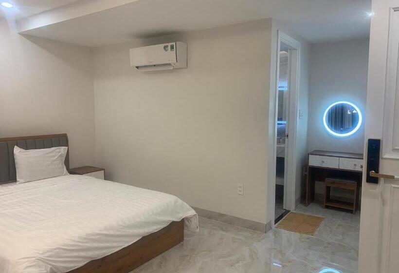 اتاق خانوادگی با چشم‌انداز کوه, Hà Hùng Panorama