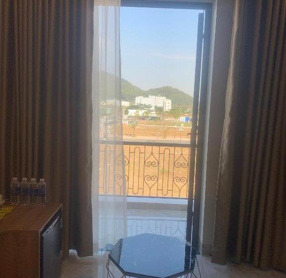 اتاق خانوادگی, Hà Hùng Panorama