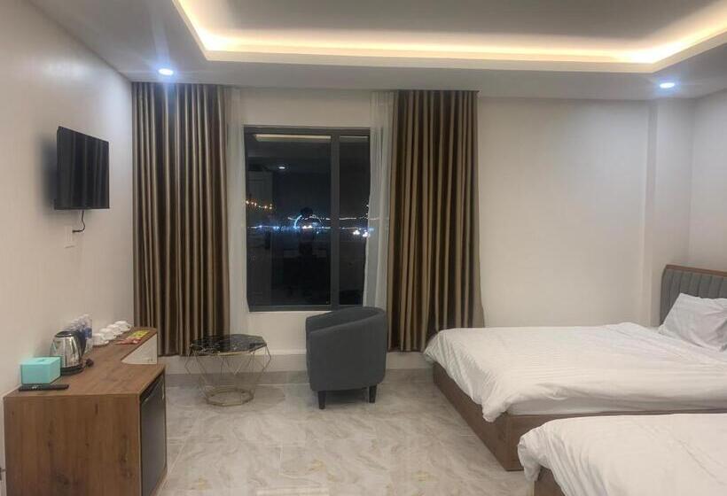 اتاق خانوادگی با چشم‌انداز کوه, Hà Hùng Panorama