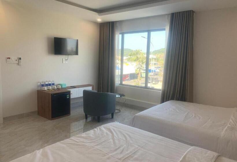 اتاق خانوادگی با چشم‌انداز کوه, Hà Hùng Panorama