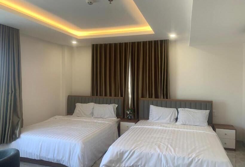 اتاق خانوادگی با چشم‌انداز کوه, Hà Hùng Panorama