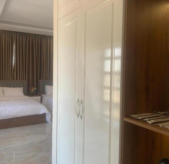 اتاق خانوادگی با چشم‌انداز کوه, Hà Hùng Panorama