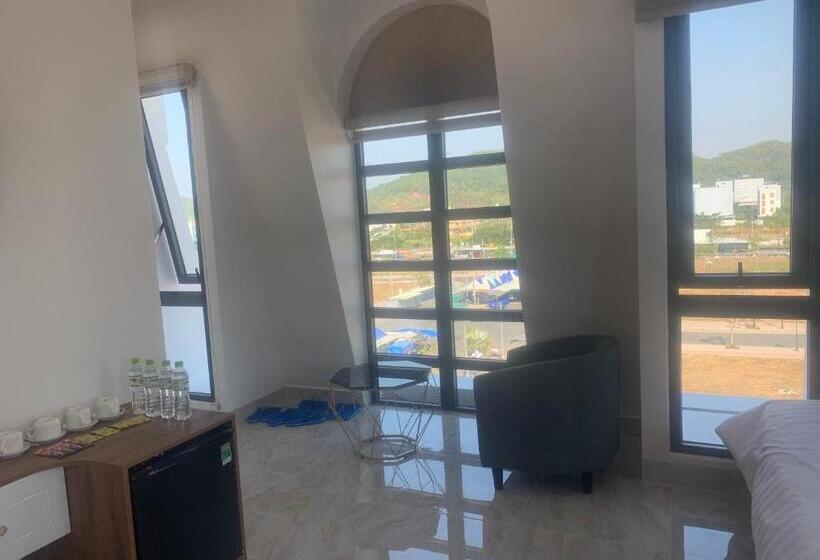 اتاق خانوادگی با چشم‌انداز کوه, Hà Hùng Panorama