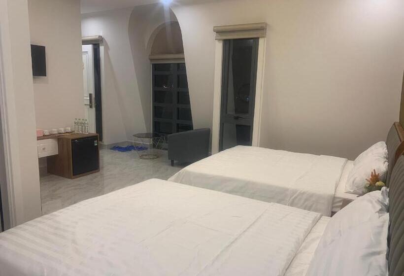 اتاق خانوادگی با چشم‌انداز کوه, Hà Hùng Panorama